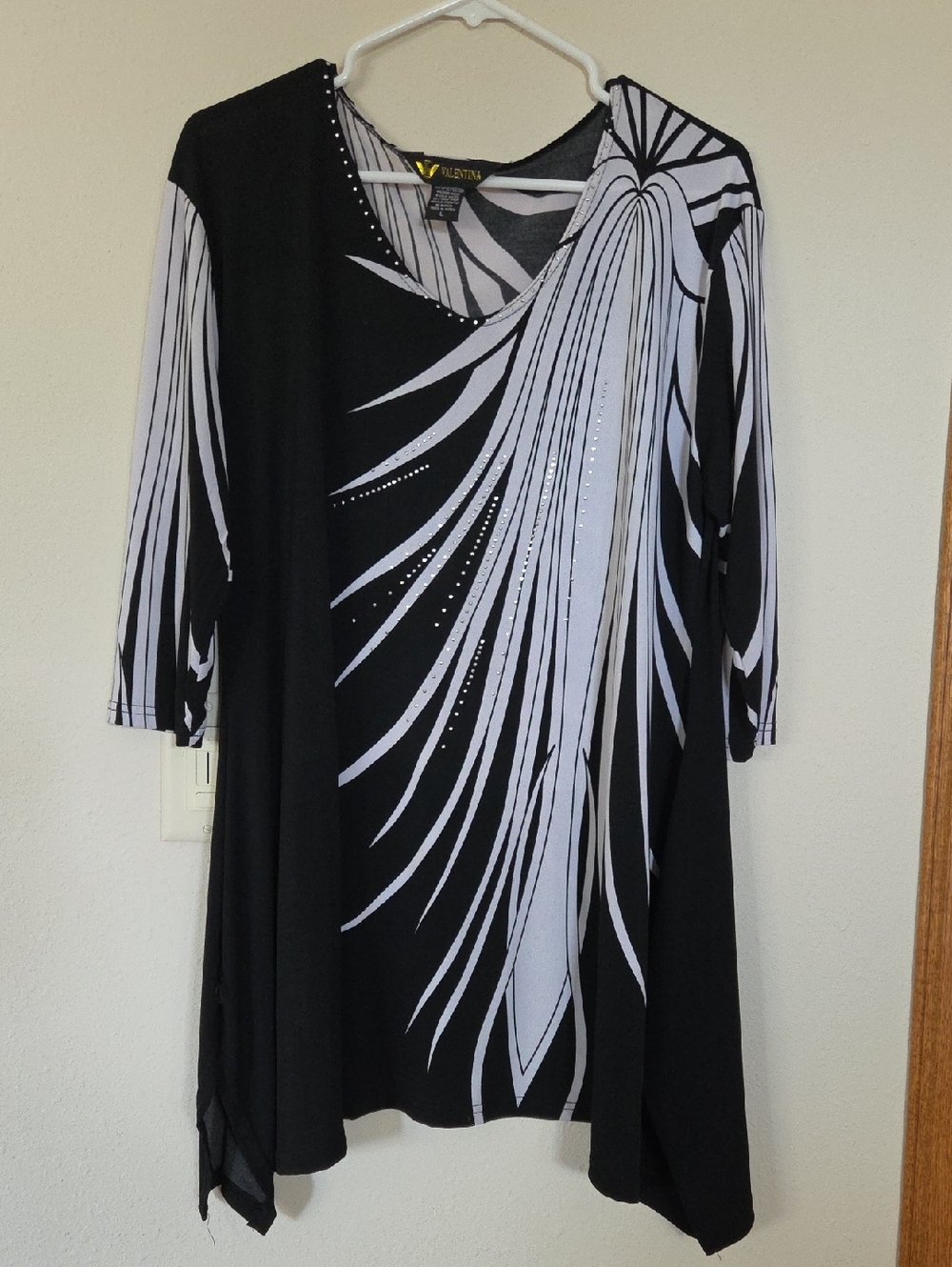 Valentina Black & White Long Sleeve Abstract V-Neck Tunic Top